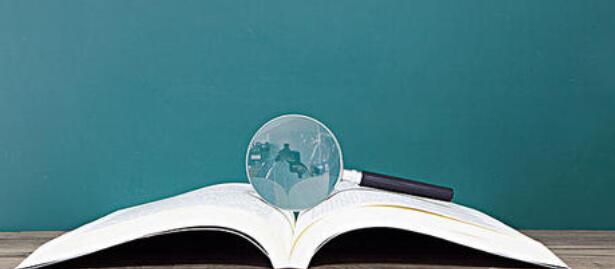 下列語句中，說明了《就任北京大學校長之演說》藝術(shù)特點的有(　)__《大學語文》自考真題解析