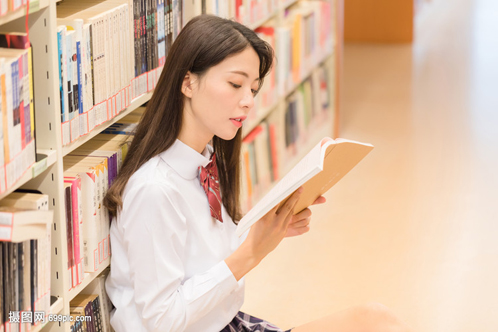 下列具有諷刺意味的傳記文章是那個(gè)__自考2020真題解析